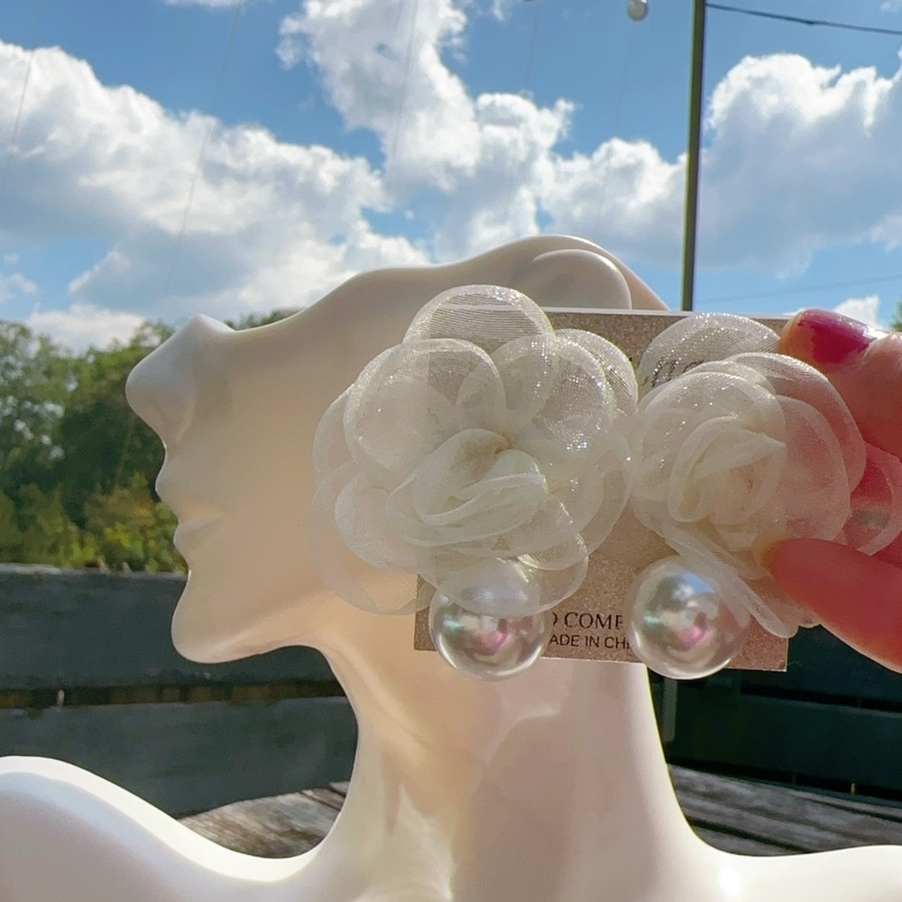Natasha White lace floral white fresh water pearl drops earrings - Picture 3 of 7